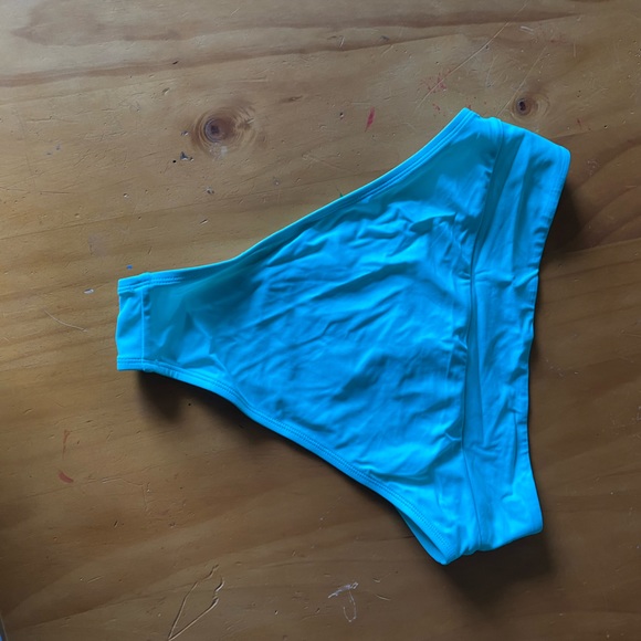 Halara mint color sea foam green M swim bottoms high leg high waist never worn - Picture 3 of 3